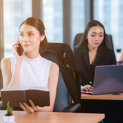 business woman do the video call conference and sh 7CHV3TL